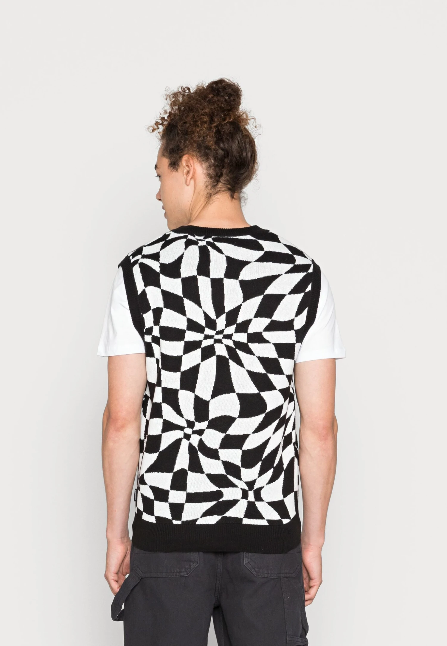 YOURTURN Distorted Check Vest Unisex - Jumper - Black/White - Image 3